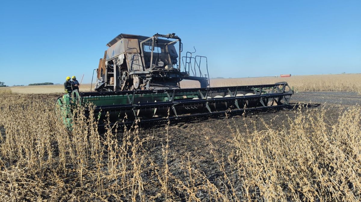 Incendio total de una cosechadora en O'Brien