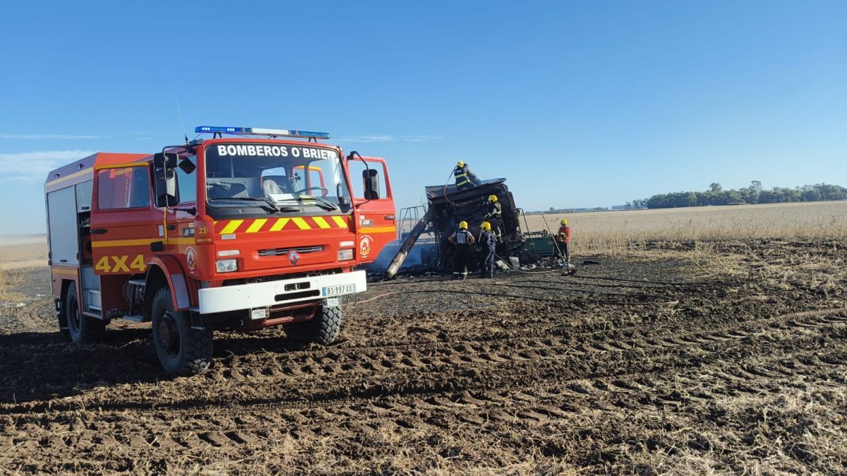 Incendio total de una cosechadora en O'Brien