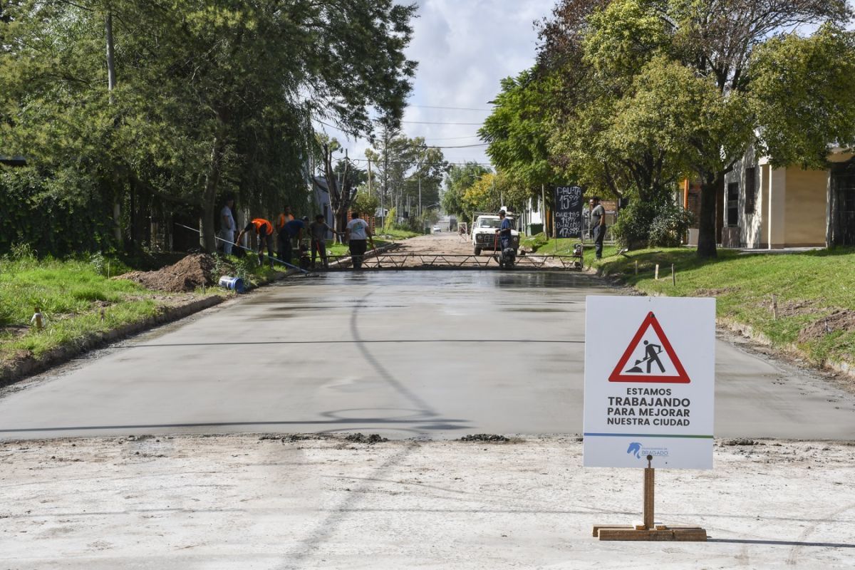 Con fondos provinciales, reactivan obras de pavimento en barrio Ripari tras las lluvias