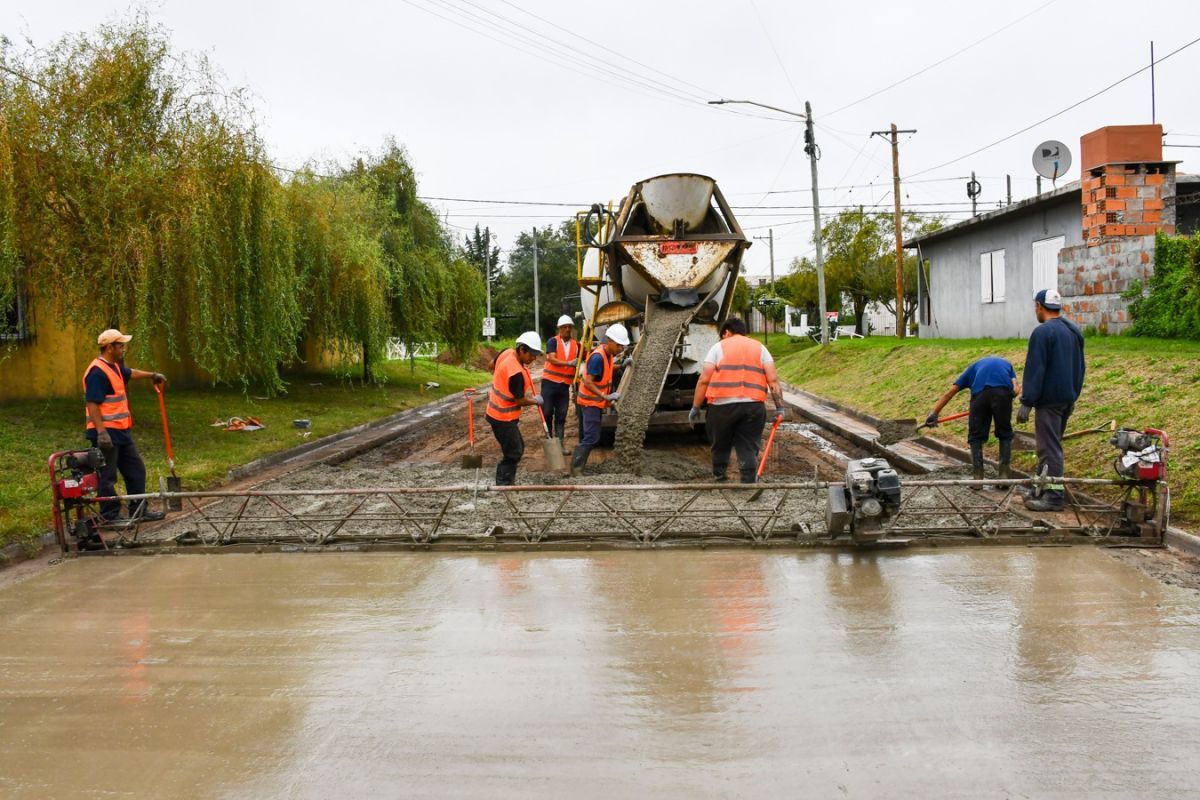 Con fondos provinciales, reactivan obras de pavimento en barrio Ripari tras las lluvias