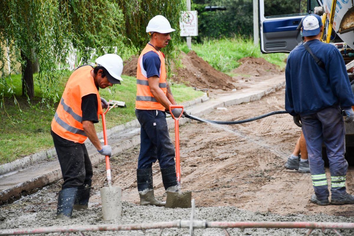 Con fondos provinciales, reactivan obras de pavimento en barrio Ripari tras las lluvias