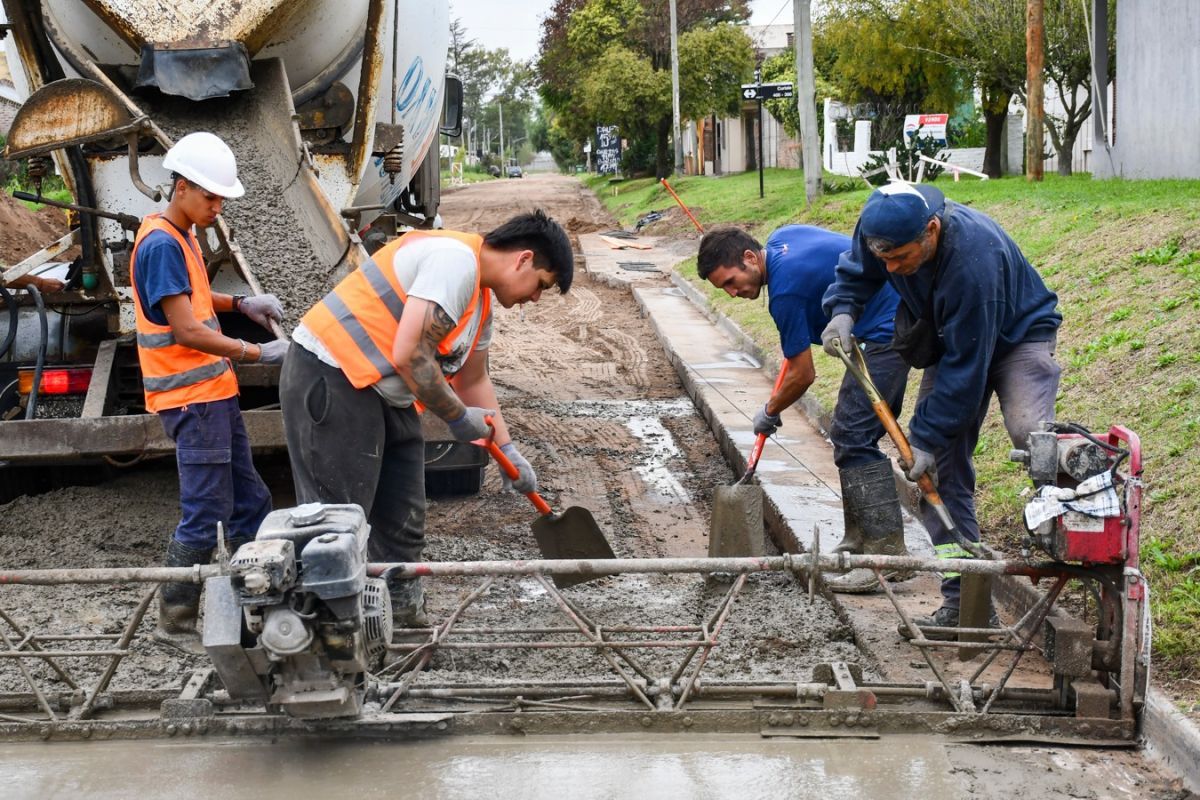 Con fondos provinciales, reactivan obras de pavimento en barrio Ripari tras las lluvias
