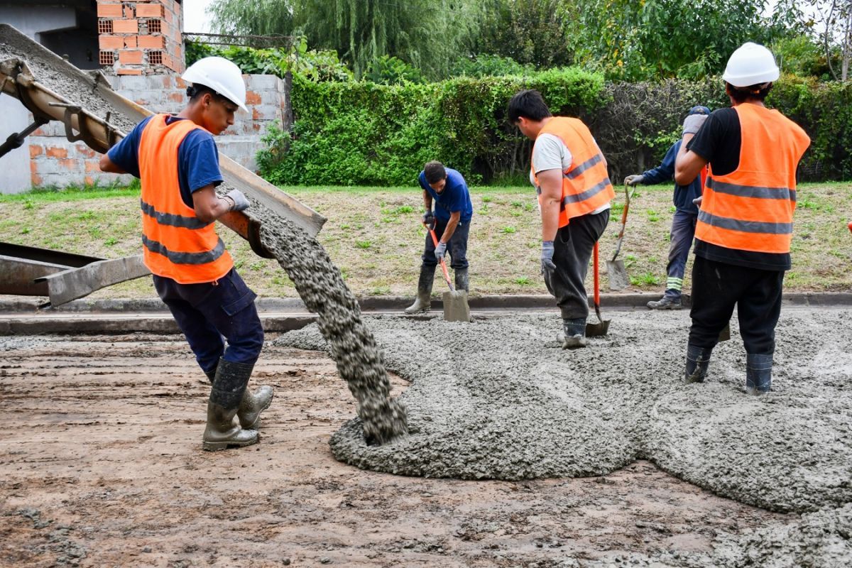 Con fondos provinciales, reactivan obras de pavimento en barrio Ripari tras las lluvias