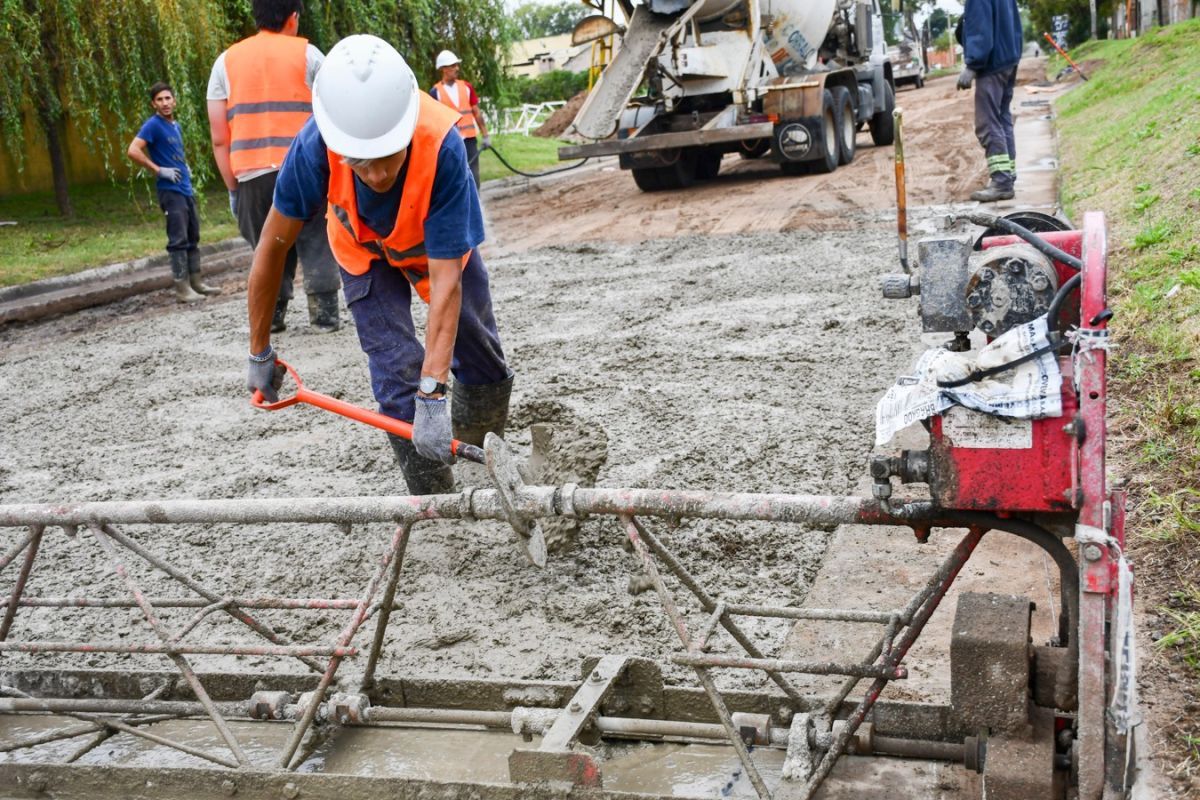 Con fondos provinciales, reactivan obras de pavimento en barrio Ripari tras las lluvias