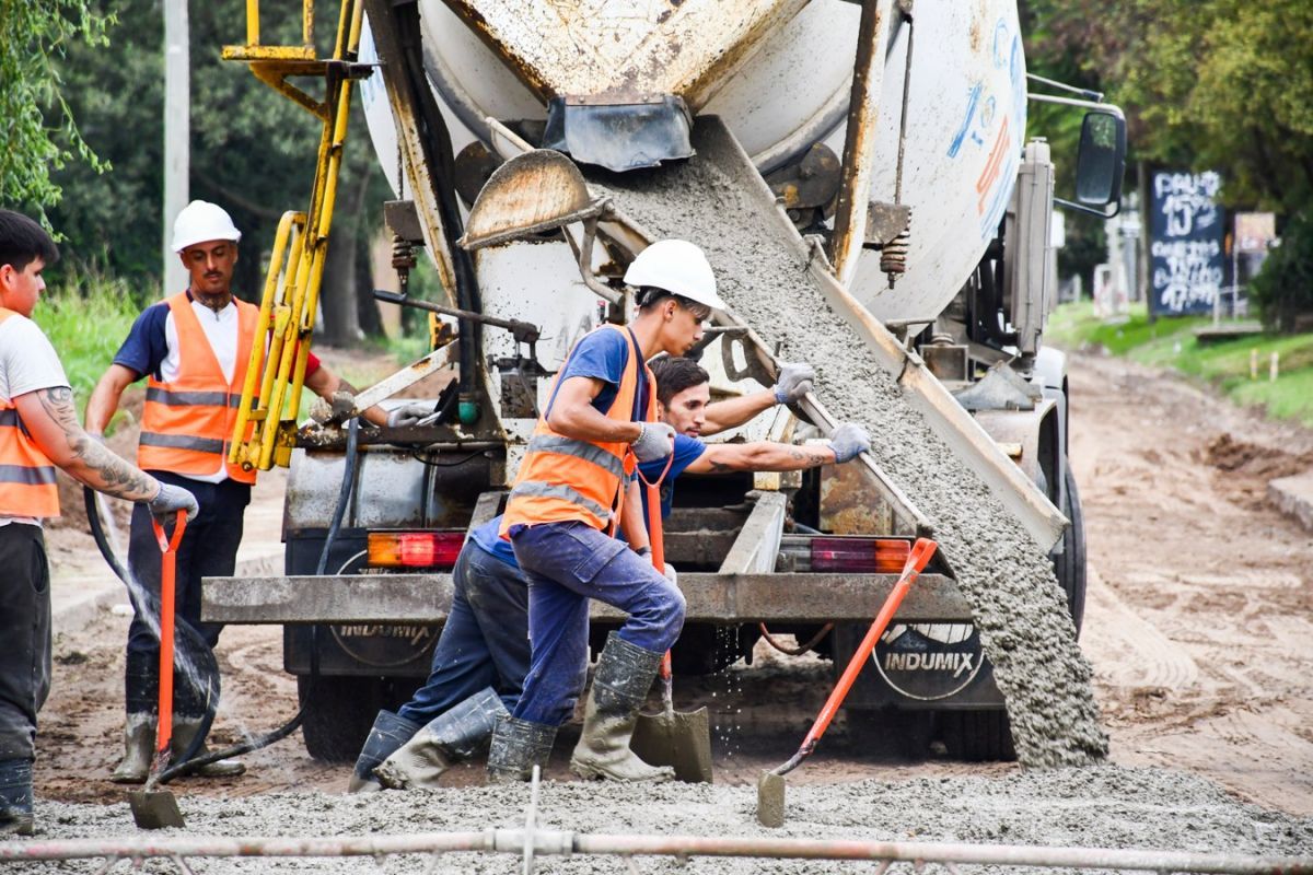 Con fondos provinciales, reactivan obras de pavimento en barrio Ripari tras las lluvias