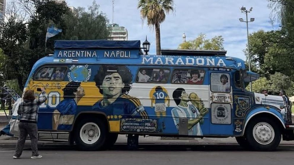 Una experiencia maradoniana: llega el colectivo de “Pelusa por el mundo”