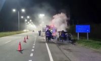 Se incendió un auto en plena ruta y sus ocupantes lograron escapar