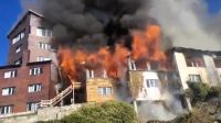 Un voraz incendio consume el histórico Hotel Huemul frente al lago Nahuel Huapi