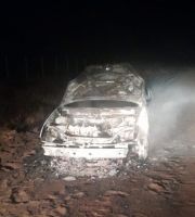 Un auto quedó destruido tras incendiarse cerca de Comodoro Py