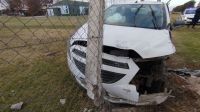 Un auto despistó en Suipacha, destrozó un alambrado y chocó contra una cabina de fibra óptica