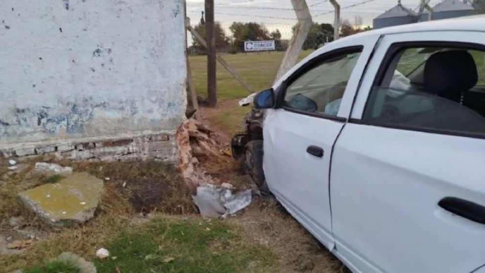 Un auto despistó en Suipacha, destrozó un alambrado y chocó contra una cabina de fibra óptica