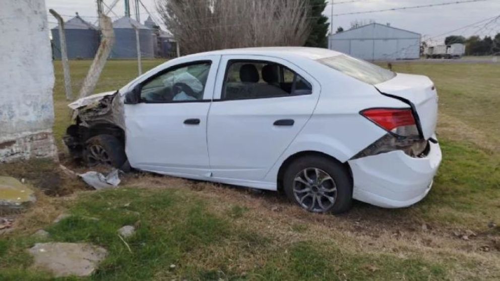 Un auto despistó en Suipacha, destrozó un alambrado y chocó contra una cabina de fibra óptica