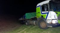 Ruta Nº 5: un camión brasileño cargado con baterías despistó cerca de Mechita