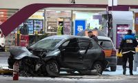 Se durmió al volante, chocó contra un surtidor y provocó el incendio del automóvil 