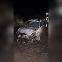 Incendio de un automóvil en el Camino de El Medio