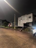 Un perro en el camino y un motociclista terminó en terapia intensiva