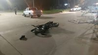 Dos jóvenes fueron hospitalizados tras un choque entre una camioneta y una moto.