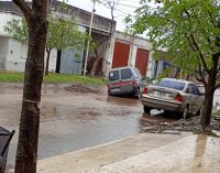 Caos vehicular y calles anegadas tras más de 60 milímetros de lluvia