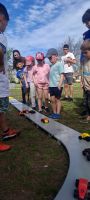 Una pista de autos "manocontrol": una propuesta de un vecino para jugar con los niños en la plaza