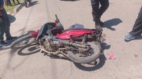 Accidente entre un auto y una moto: una mujer sufrió una fractura expuesta y tres menores resultaron heridos.