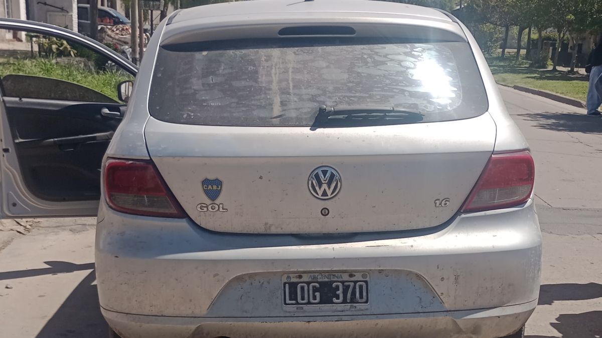 Accidente entre un auto y una moto: una mujer sufrió una fractura expuesta y tres menores resultaron heridos.
