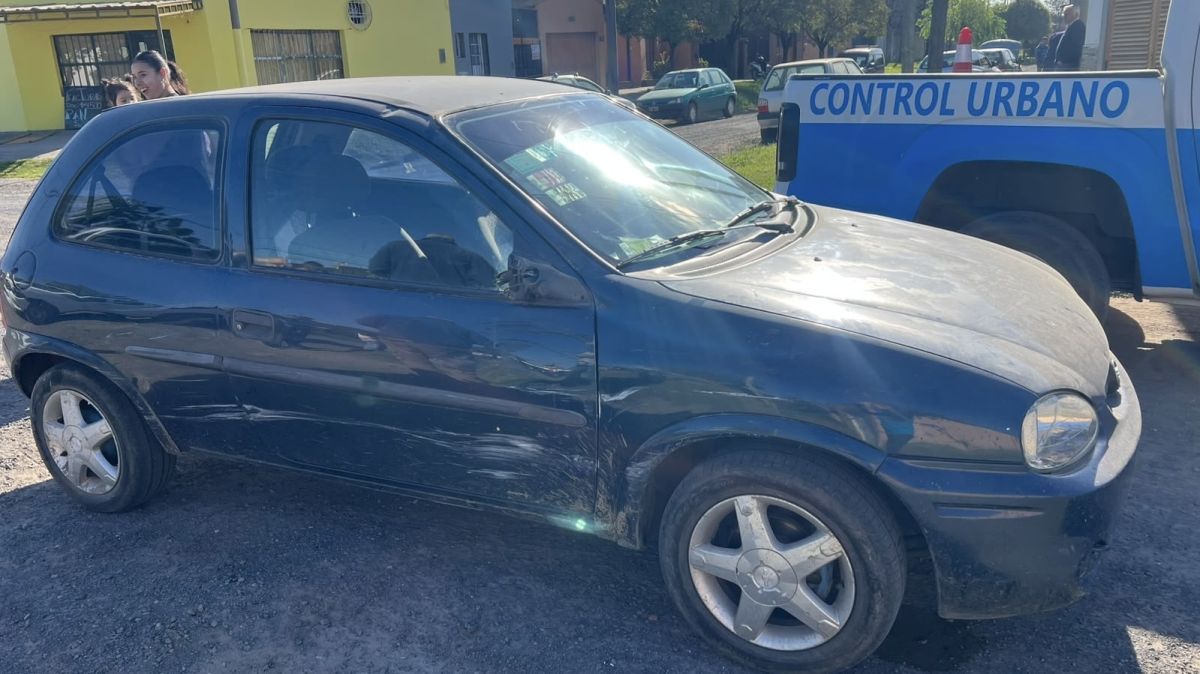 Choque entre auto y camioneta en la esquina de Pringles y Misiones.