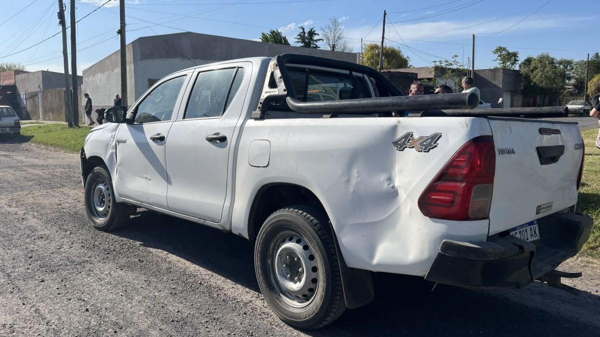 Choque entre auto y camioneta en la esquina de Pringles y Misiones.