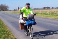 Pedalean por el país con un chulengo sobre ruedas