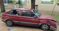 Choque y fuga en Bragado: buscan al conductor de un Volkswagen Gol bordó.