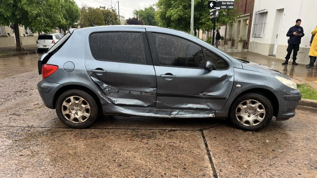Choque y fuga en Bragado: buscan al conductor de un Volkswagen Gol bordó.