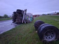 RUTA 5: UN CAMIÓN CISTERNA DESPISTÓ Y VOLCÓ CERCA DE LUJÁN