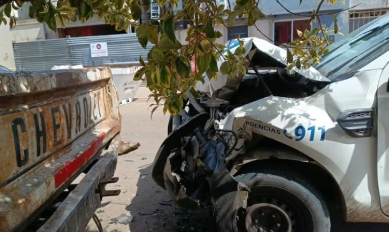 Un patrullero protagonizó un choque en cadena contra varios vehículos estacionados