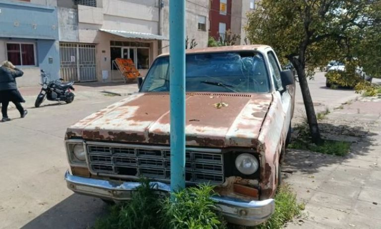Un patrullero protagonizó un choque en cadena contra varios vehículos estacionados