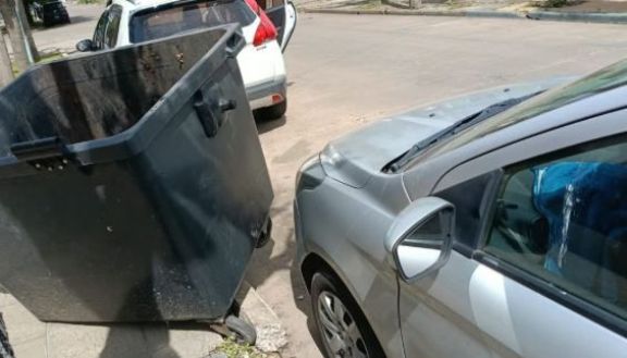 Un patrullero protagonizó un choque en cadena contra varios vehículos estacionados