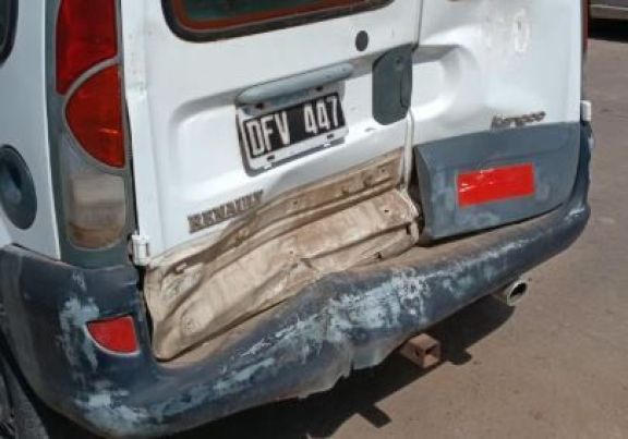 Un patrullero protagonizó un choque en cadena contra varios vehículos estacionados
