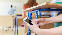 Advierten sobre los conflictos que genera el uso de celulares en las escuelas.