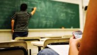La Escuela Comercial implementó clases sin celulares para favorecer el aprendizaje